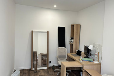 Idée de décoration pour un bureau design de taille moyenne et de type studio avec un mur blanc, sol en stratifié, un bureau indépendant et un sol beige.