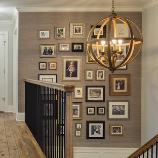 Inspiration för en mellanstor vintage hall, med bruna väggar och mellanmörkt trägolv