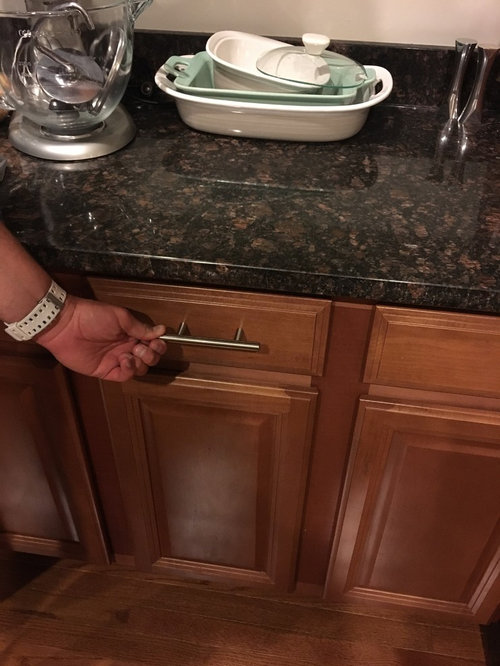 Deciding between 2 kitchen hardware options