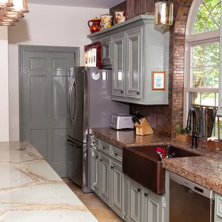 Große Landhaus Küche in U-Form mit Vorratsschrank, Landhausspüle, Kassettenfronten, grünen Schränken, Quarzit-Arbeitsplatte, Küchenrückwand in Braun, Rückwand aus Metallfliesen, Küchengeräten aus Edelstahl, Porzellan-Bodenfliesen, Kücheninsel, beigem Boden und grüner Arbeitsplatte in Houston