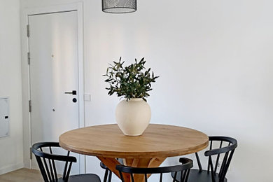Diseño de salón abierto y blanco y madera bohemio pequeño con paredes blancas, suelo laminado y suelo marrón