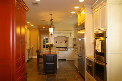 Elegant kitchen photo in New Orleans