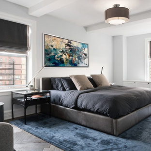 Imagen de dormitorio principal, contemporáneo, con paredes blancas, suelo de madera oscura y suelo marrón