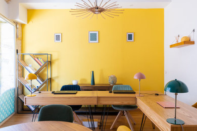 Inspiration pour un petit bureau design avec un mur jaune, parquet foncé, aucune cheminée, un bureau indépendant et un sol marron.