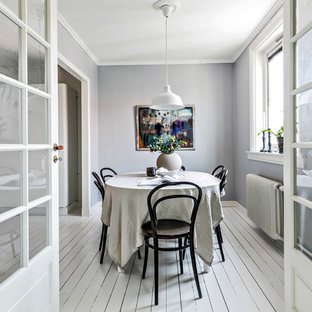 Idéer för en mellanstor skandinavisk matplats, med grå väggar, målat trägolv och vitt golv