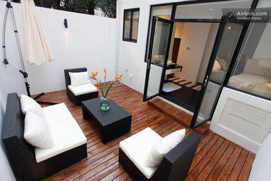 Deck - contemporary deck idea in Los Angeles