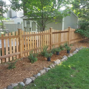 Großer Klassischer Patio hinter dem Haus mit Pflanzwand in Minneapolis