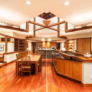 シーダーラピッズの広いLDKの画像 (白い壁、無垢フローリング、暖炉なし、茶色い床)