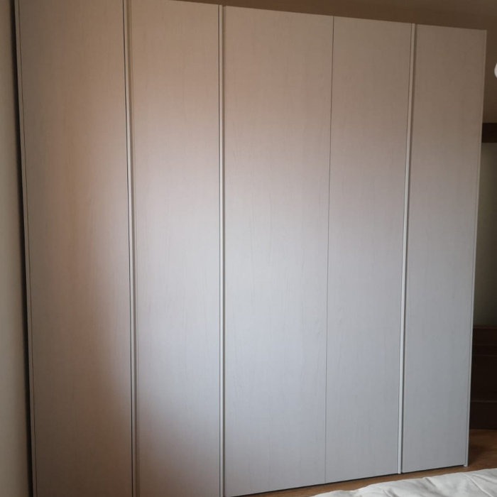 Armadio su misura in finitura Polar White con maniglia a gola laccata bianca. Design elegante e moderno con doppia cassettiera interna per un'organizzazione ottimale dello spazio