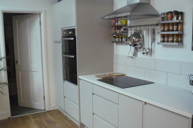 Inspiration for a medium sized contemporary l-shaped kitchen in Kent with a breakfast bar.