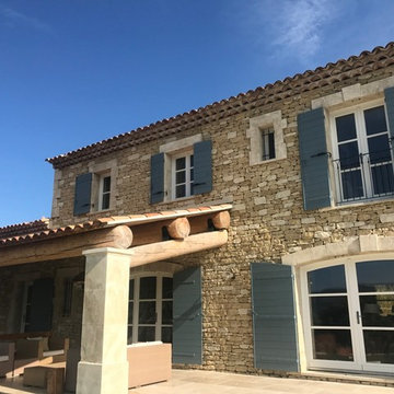 Construction d'une maison en pierres avec piscine à Gordes