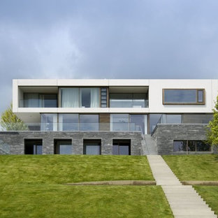 Zweistöckiges, Graues Modernes Haus mit Steinfassade und Flachdach in München