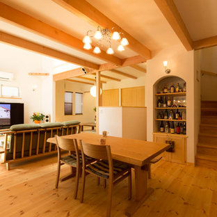 На фото: гостиная-столовая в восточном стиле с белыми стенами, паркетным полом среднего тона и коричневым полом с