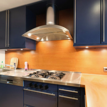 Küchenrenovierung: Aus Blau mit Holz wird Weiß mit hellgrauen Details