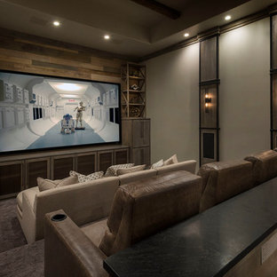 Mediterranes Heimkino mit grauer Wandfarbe, Teppichboden und braunem Boden in Dallas