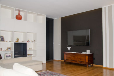 Esempio di un ampio soggiorno contemporaneo con pareti nere e parquet chiaro