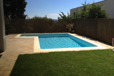 Foto de piscina clásica renovada de tamaño medio a medida