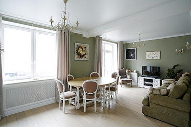 Idee per un soggiorno stile shabby di medie dimensioni e chiuso con pareti verdi, parquet chiaro, TV autoportante e pavimento beige