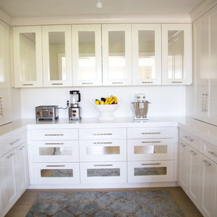 Inspiration för shabby chic-inspirerade kök, med vitt stänkskydd, rostfria vitvaror och mellanmörkt trägolv