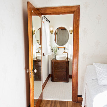 Stone Oak Manor Bed and Breakfast - Closet to Full Bath