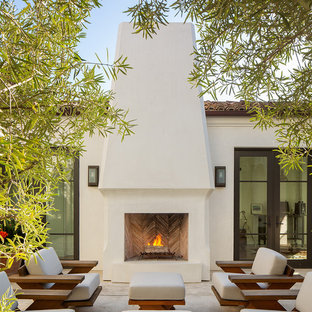 サンディエゴの地中海スタイルのおしゃれな裏庭のテラス (屋外暖炉、コンクリート板舗装 、日よけなし) の写真