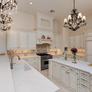 Пример оригинального дизайна: большая п-образная кухня в классическом стиле с кладовкой, врезной раковиной, фасадами с выступающей филенкой, белыми фасадами, мраморной столешницей, белым фартуком, фартуком из керамической плитки, техникой из нержавеющей стали, мраморным полом и островом
