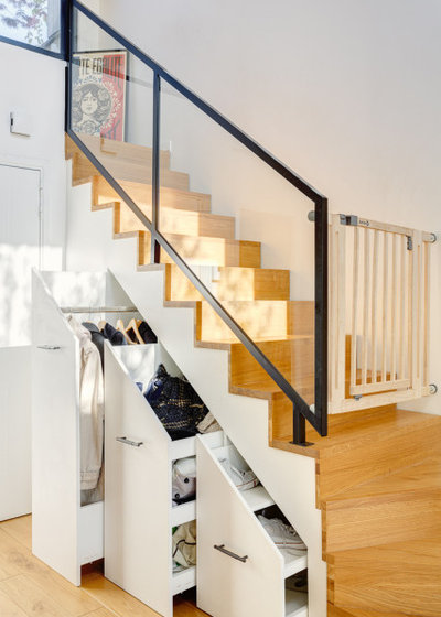 Contemporary Staircase by Mon Concept Habitation