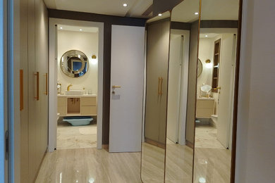 Idées déco pour un grand dressing room classique en bois clair neutre avec un placard à porte plane, un sol en carrelage de céramique, un sol beige et un plafond décaissé.