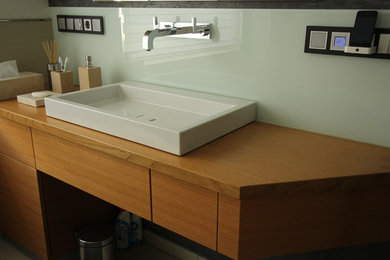 Mittelgroßes Modernes Badezimmer En Suite mit Eckbadewanne, offener Dusche, Wandtoilette, beigen Fliesen, Keramikboden, Aufsatzwaschbecken und beigem Boden in Köln