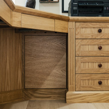 TRADITIONAL FITTED OAK HOME OFFICE AND LIBRARY