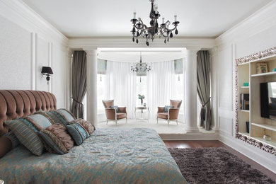 エカテリンブルクにあるトランジショナルスタイルのおしゃれな主寝室 (白い壁、濃色無垢フローリング) のレイアウト