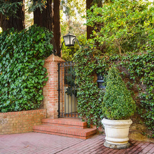 Idee per un ingresso o corridoio chic con una porta in metallo