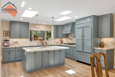 Example of a kitchen design in Orange County