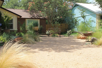 This is an example of a contemporary landscaping in Austin.