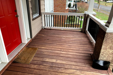 Modelo de terraza de tamaño medio en patio delantero con barandilla de madera