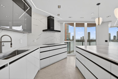 Inspiration for a modern kitchen remodel in Miami