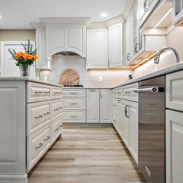 Starmark Maple Ridgeville Kitchen & Banquette/Desk in Macadamia