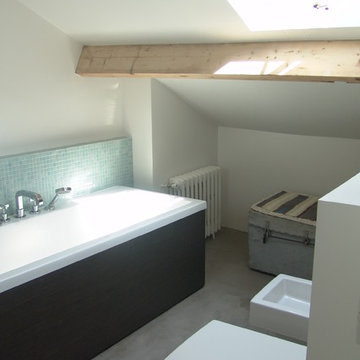 Une salle de bain sous les toits