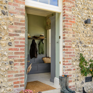 他の地域の片開きドアカントリー風おしゃれな玄関ドア (緑の壁、グレーのドア) の写真