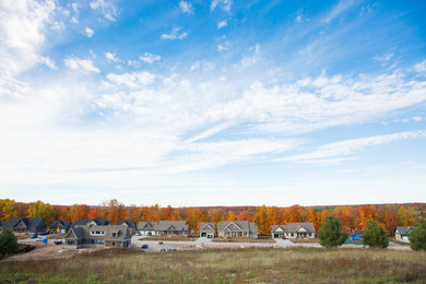 Photo of a farmhouse hillside landscaping in Toronto for fall.