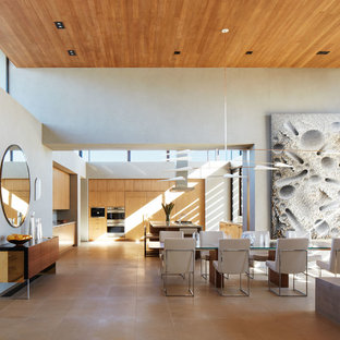 Пример оригинального дизайна: большая гостиная-столовая в стиле модернизм с бежевыми стенами, полом из известняка и бежевым полом без камина