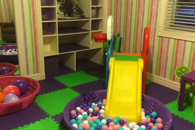 Neutrales Stilmix Kinderzimmer mit Spielecke, lila Wandfarbe und buntem Boden in Minneapolis