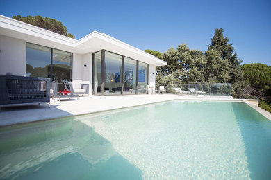 Réalisation d'une piscine minimaliste.