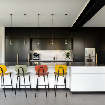 Contemporary Deco-Inspired Black Kitchen – Oxfordshire