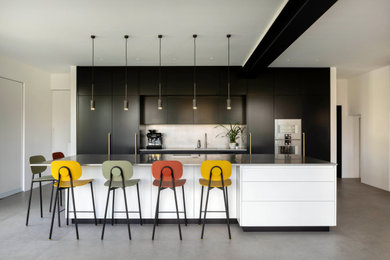 Источник вдохновения для домашнего уюта: кухня в современном стиле с плоскими фасадами, черными фасадами и островом