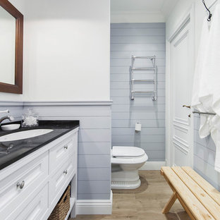 На фото: ванные комнаты среднего размера в стиле современная классика с белыми фасадами, врезной раковиной, столешницей из гранита, фасадами с утопленной филенкой и серыми стенами