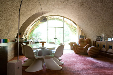 Cette photo montre une salle à manger moderne.