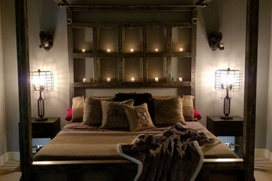 Modelo de dormitorio principal minimalista grande con paredes grises, moqueta y suelo beige