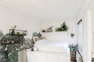 Idées déco pour une petite chambre parentale contemporaine avec un mur multicolore.