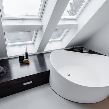 Badewanne halb eingebaut in Möbel